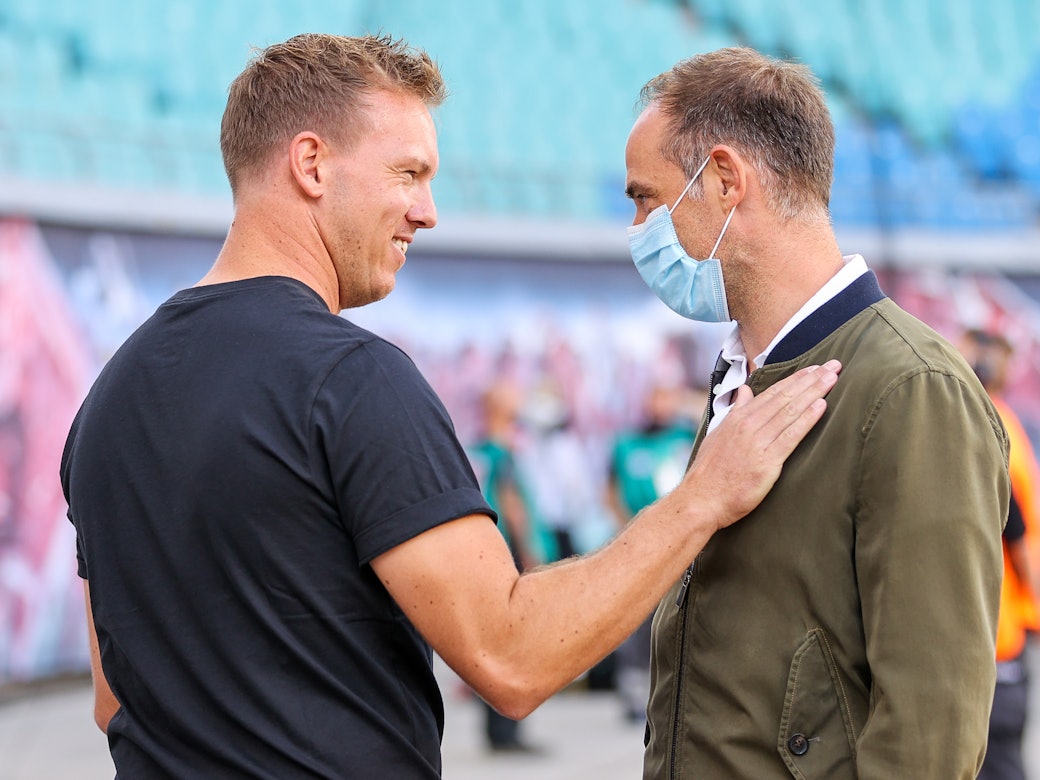 Trainer Julian Nagelsmann (l) begrüßt Geschäftsführer Oliver Mintzlaff.