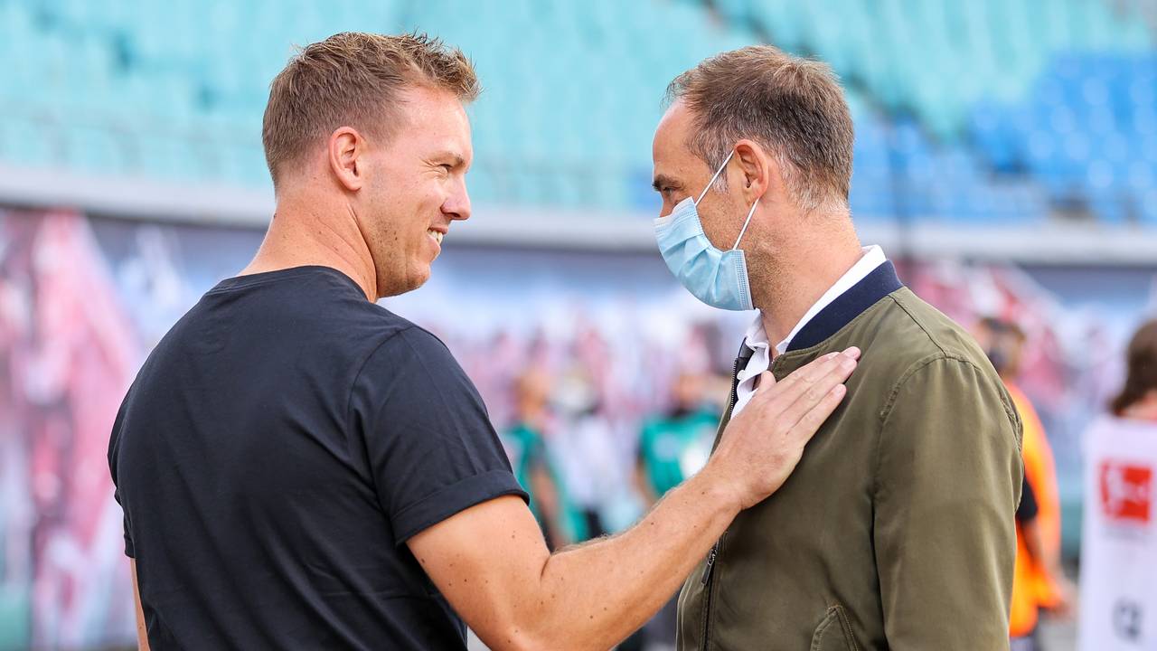 Trainer Julian Nagelsmann (l) begrüßt Geschäftsführer Oliver Mintzlaff.