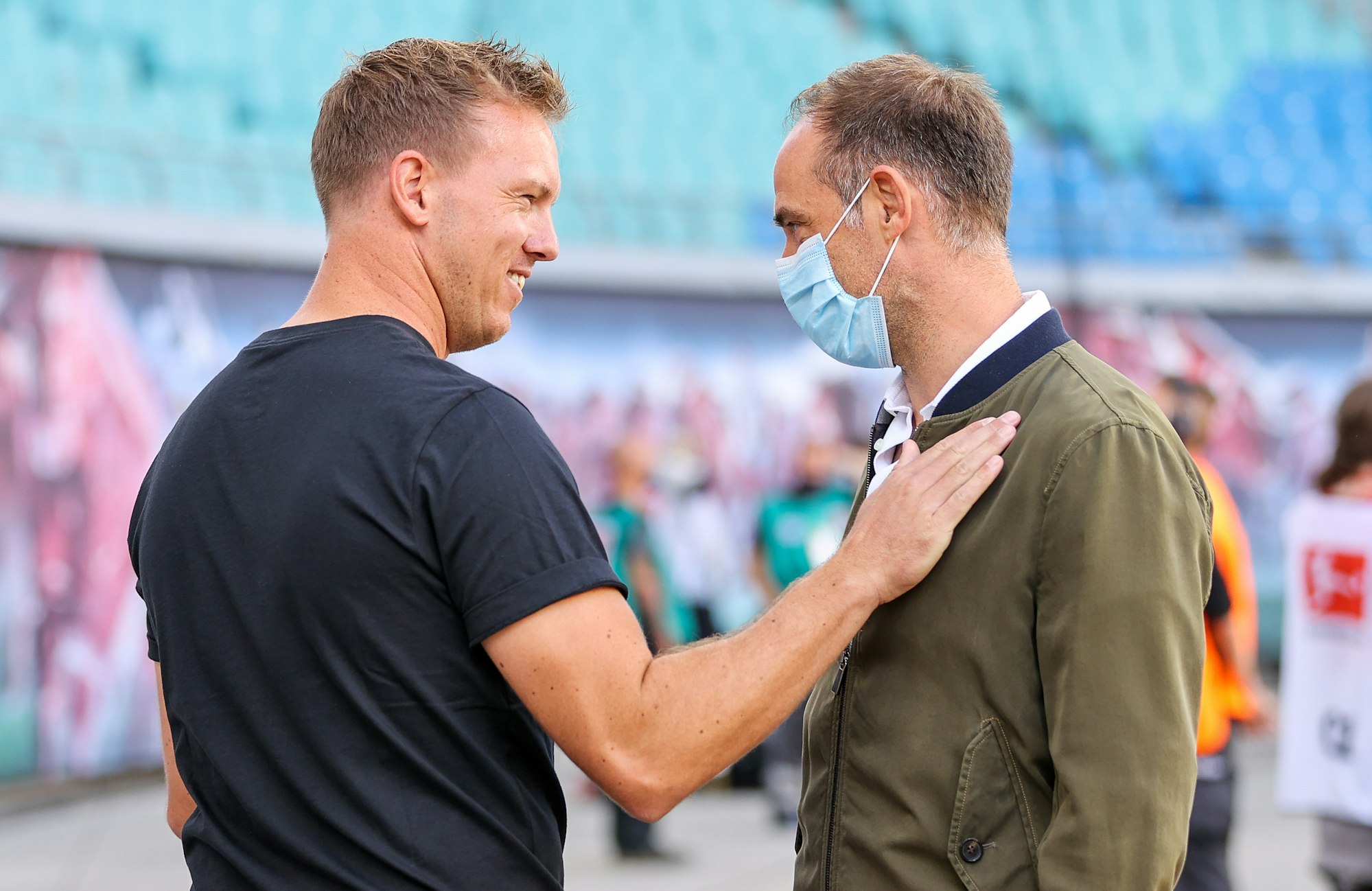 Trainer Julian Nagelsmann (l) begrüßt Geschäftsführer Oliver Mintzlaff.