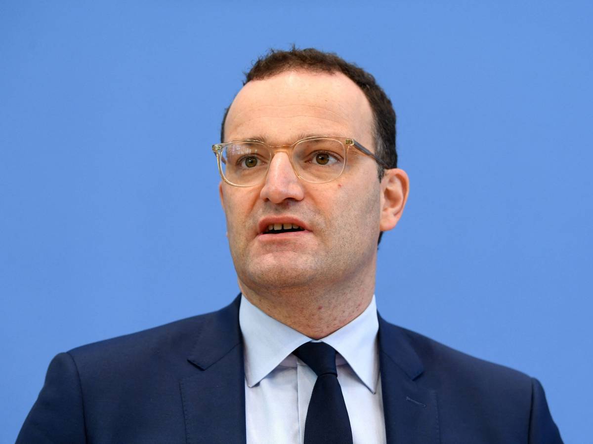 Bundesgesundheitsminister Jens Spahn spricht bei einer Pressekonferenz. Er hat einen Zeitpunkt genannt, wann die Corona-Pandemie zu Ende sein könnte.