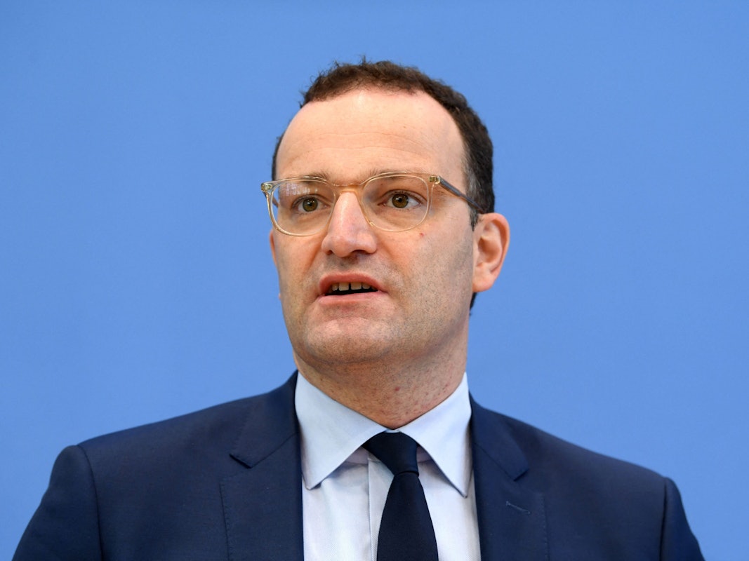 Bundesgesundheitsminister Jens Spahn spricht bei einer Pressekonferenz. Er hat einen Zeitpunkt genannt, wann die Corona-Pandemie zu Ende sein könnte.