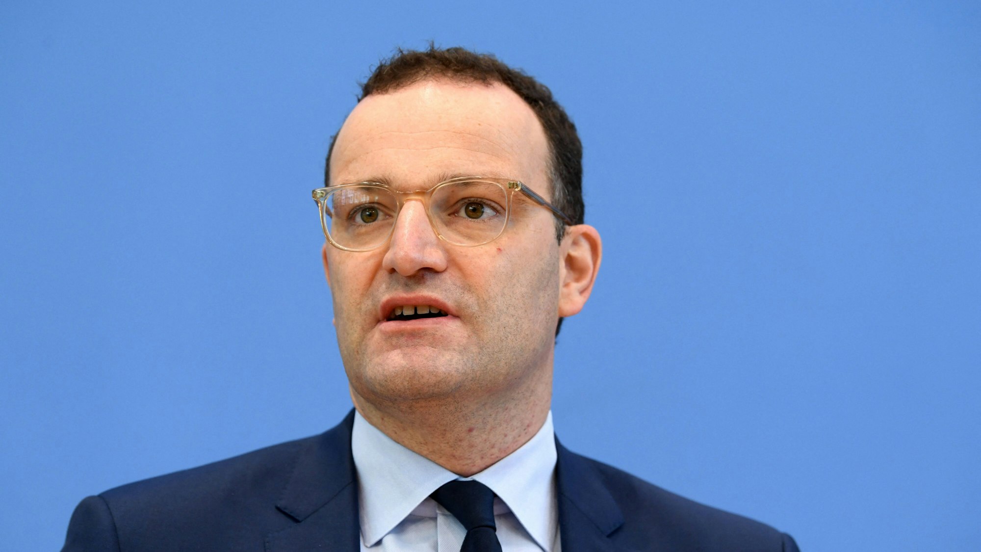 Bundesgesundheitsminister Jens Spahn spricht bei einer Pressekonferenz. Er hat einen Zeitpunkt genannt, wann die Corona-Pandemie zu Ende sein könnte.