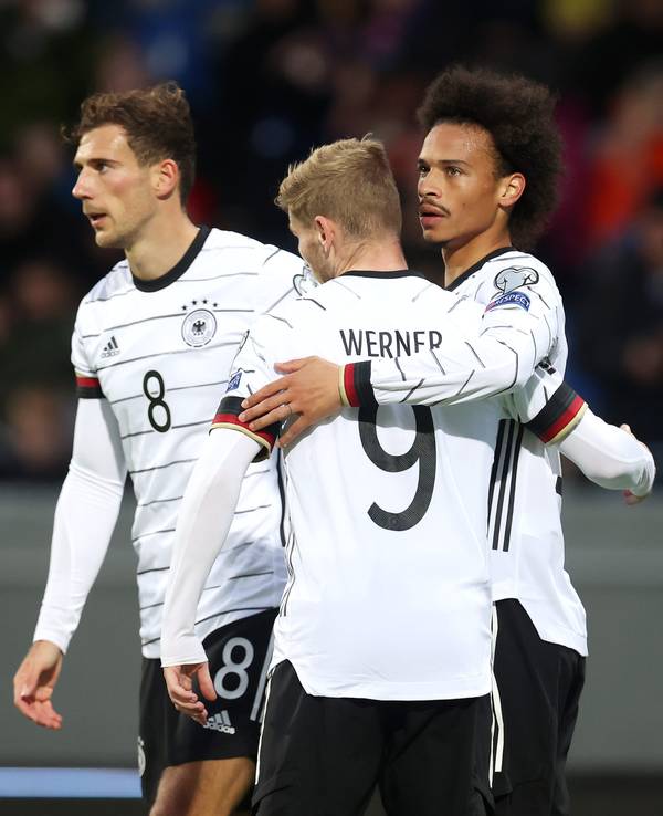 Leroy Sané feiert mit Leon Goretzka und Timo Werner seinen Treffer.