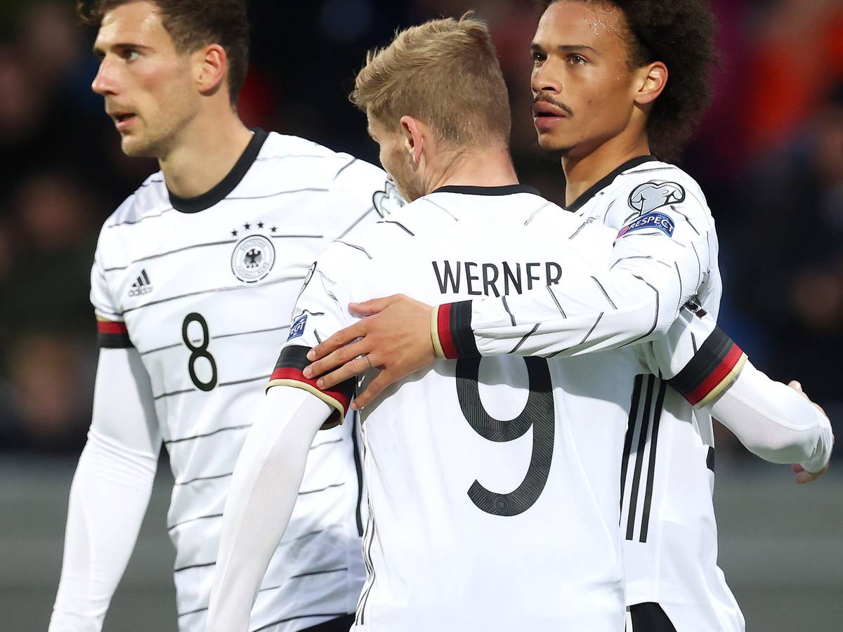 Leroy Sané feiert mit Leon Goretzka und Timo Werner seinen Treffer.