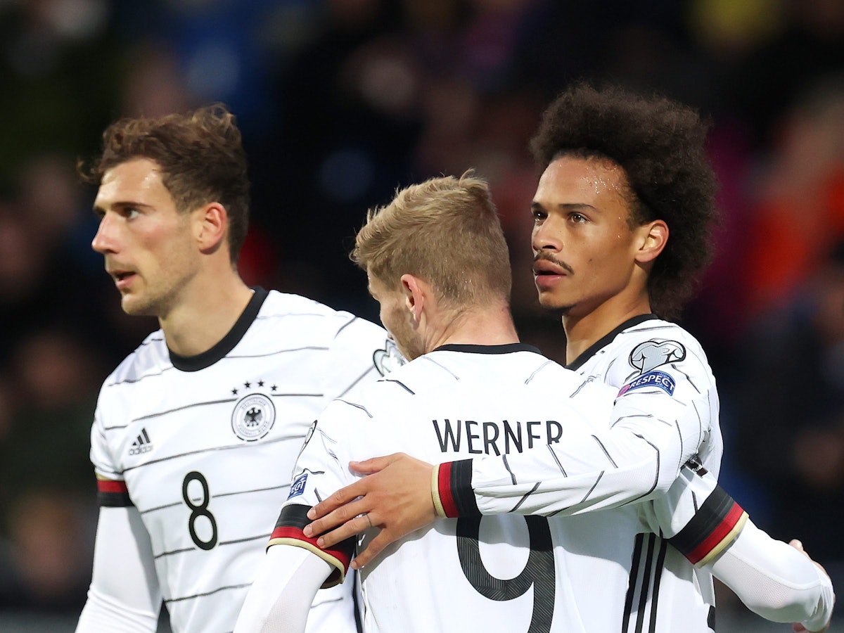 Leroy Sané feiert mit Leon Goretzka und Timo Werner seinen Treffer.