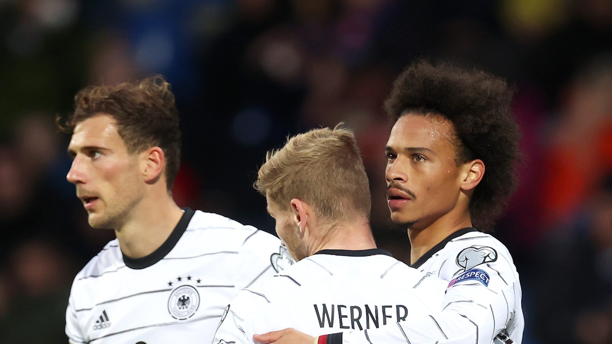 Leroy Sané feiert mit Leon Goretzka und Timo Werner seinen Treffer.