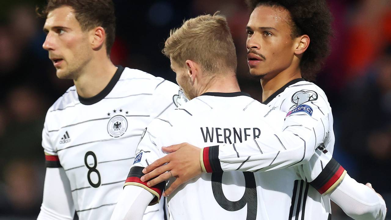 Leroy Sané feiert mit Leon Goretzka und Timo Werner seinen Treffer.