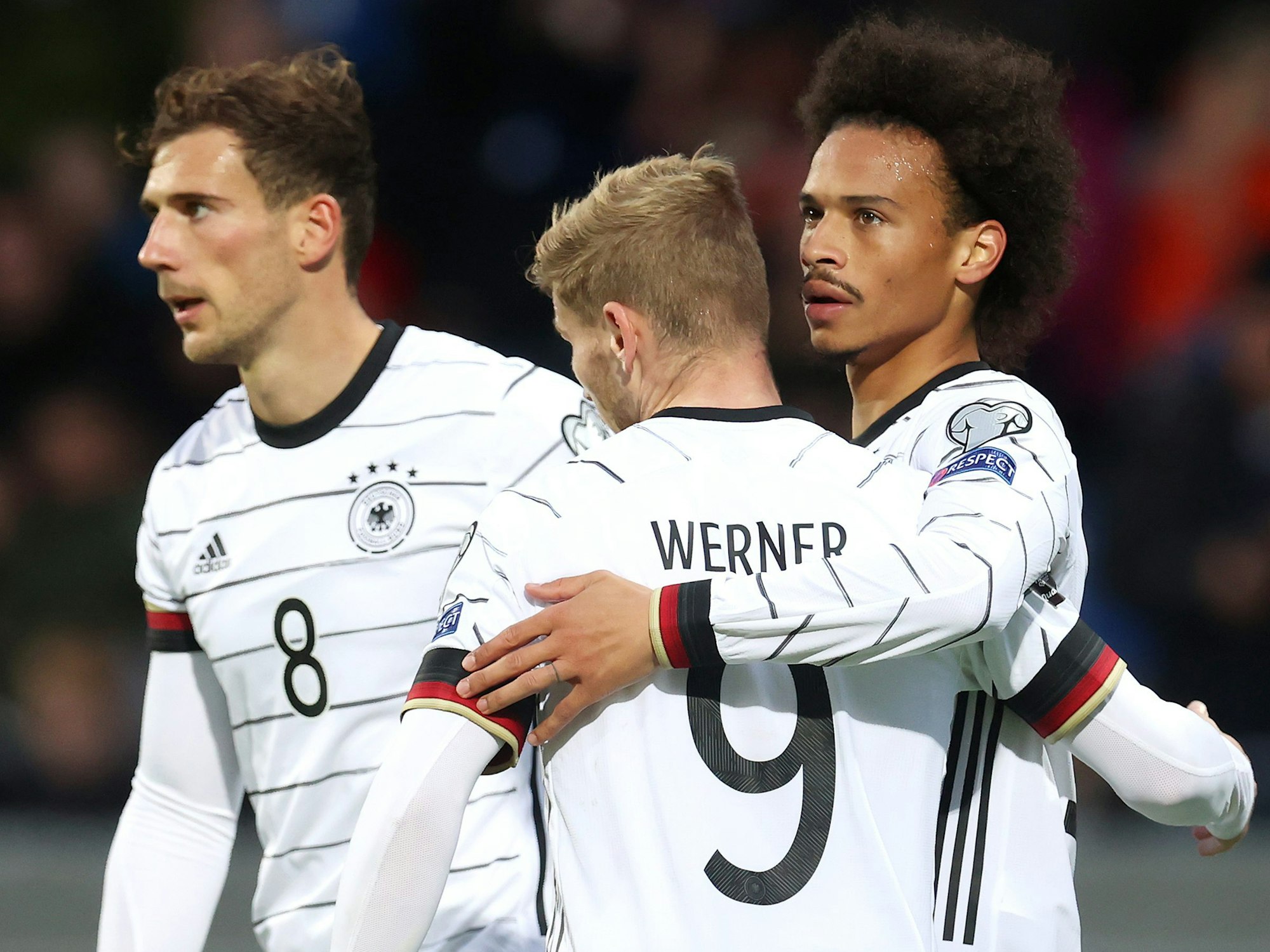 Leroy Sané feiert mit Leon Goretzka und Timo Werner seinen Treffer.