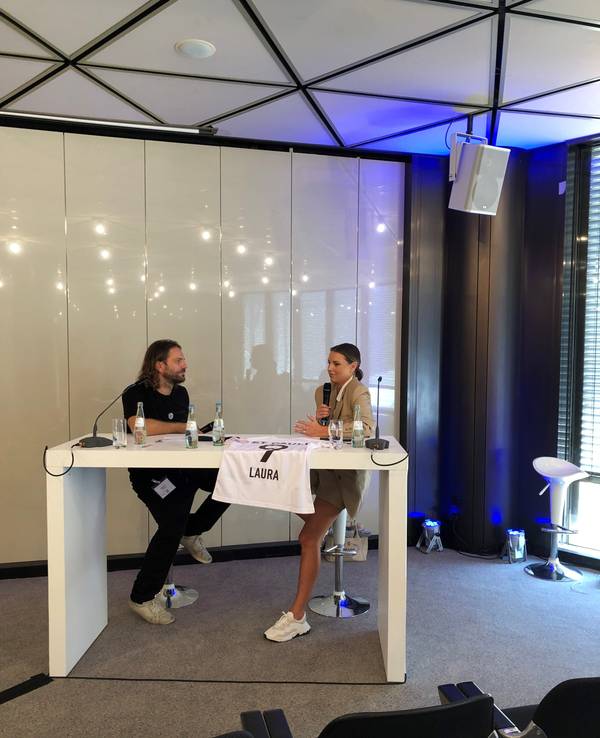 RTL-Star Laura Wontorra und Benjamin Adrion im Viva con Agua-Podbast Football for future.