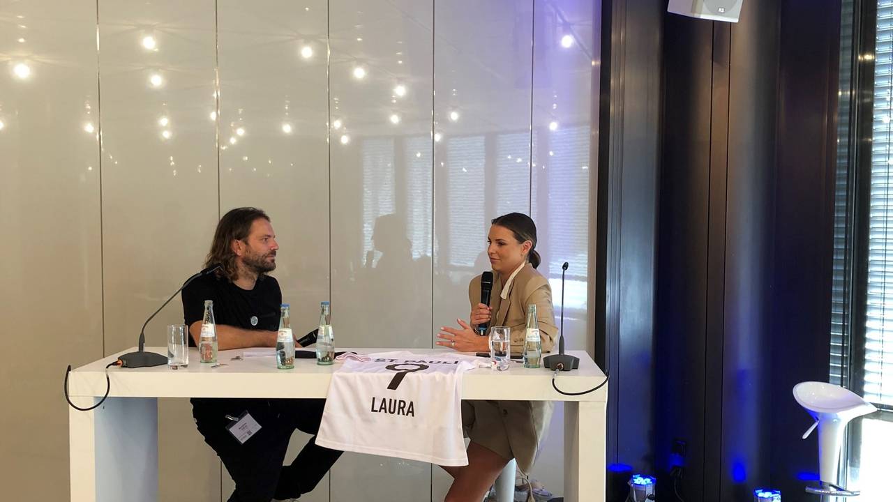 RTL-Star Laura Wontorra und Benjamin Adrion im Viva con Agua-Podbast Football for future.