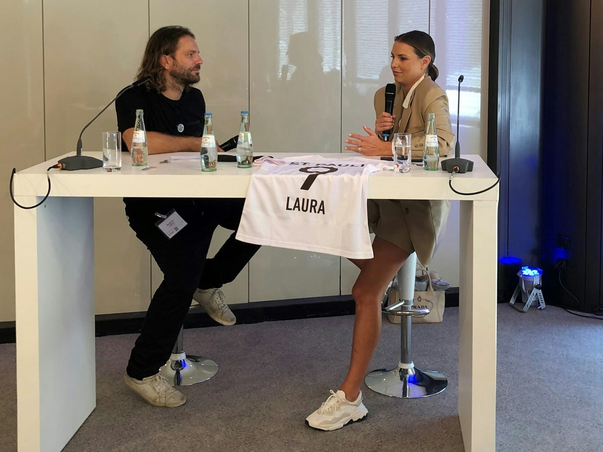 RTL-Star Laura Wontorra und Benjamin Adrion im Viva con Agua-Podbast Football for future.