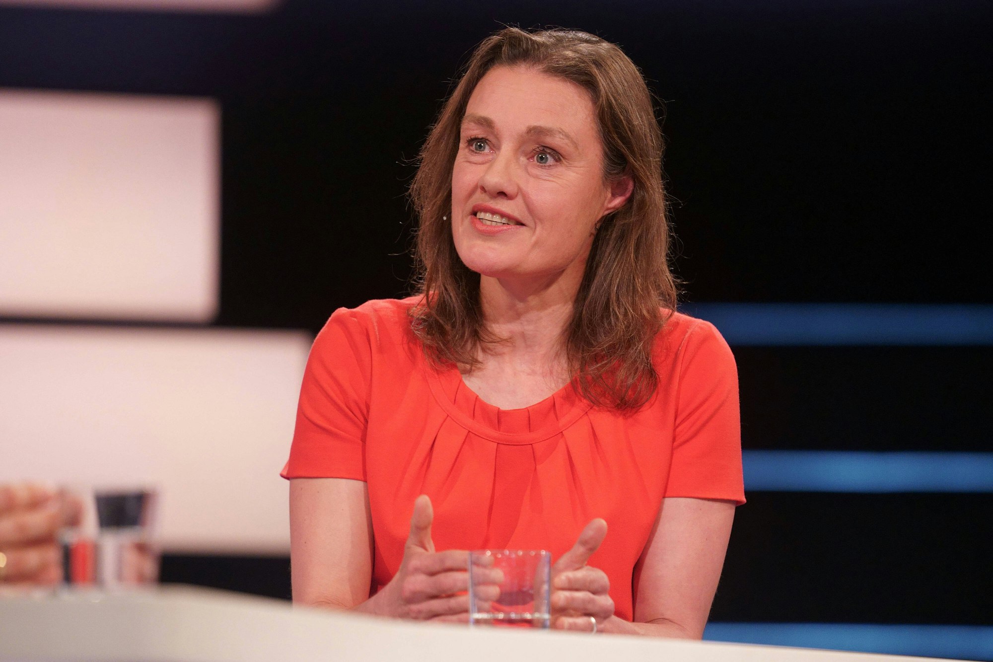 Katja Kraus gestikuliert.