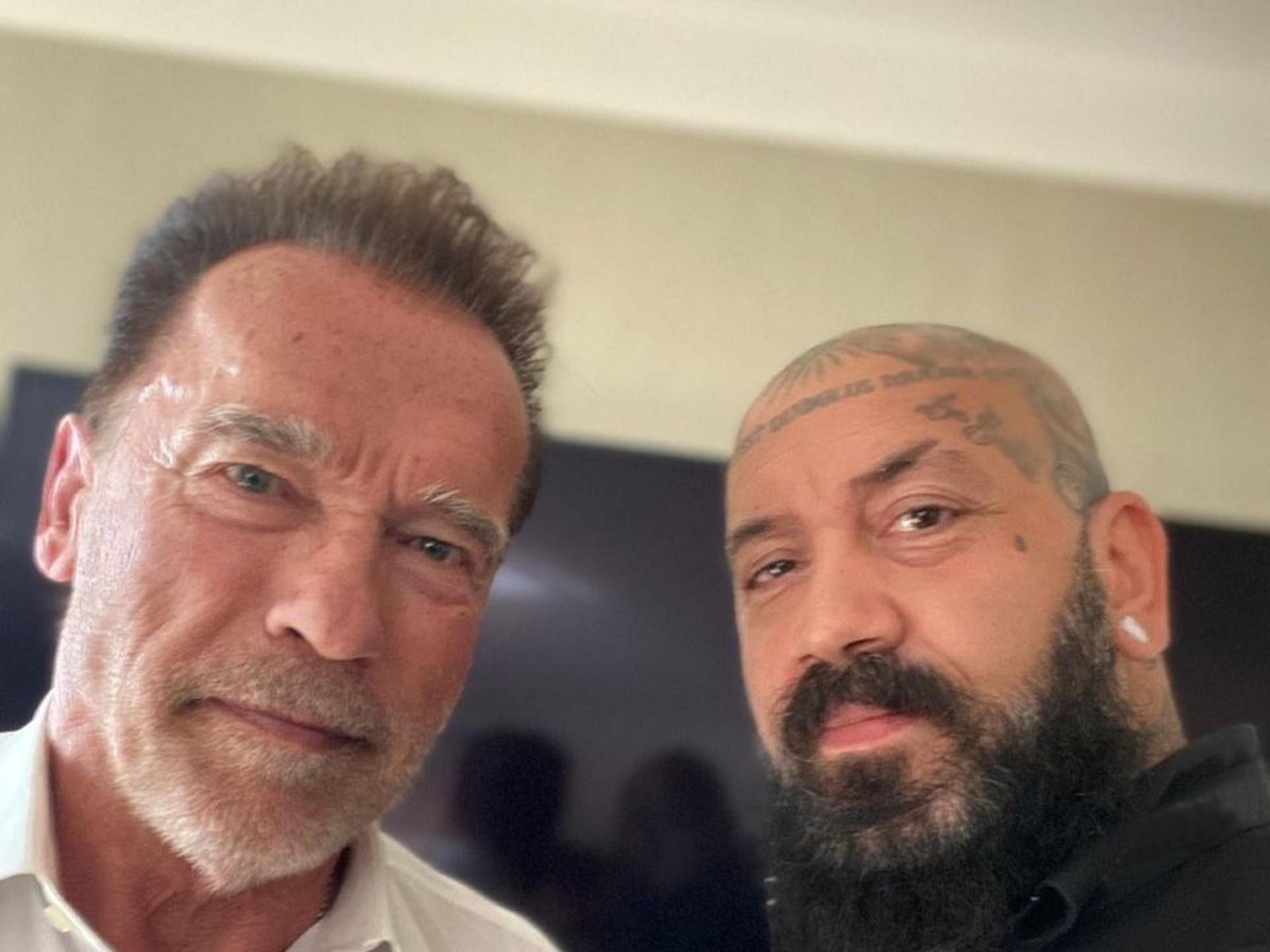 Kölner Fan Andrea macht mit Schwarzenegger in Köln ein Selfie.