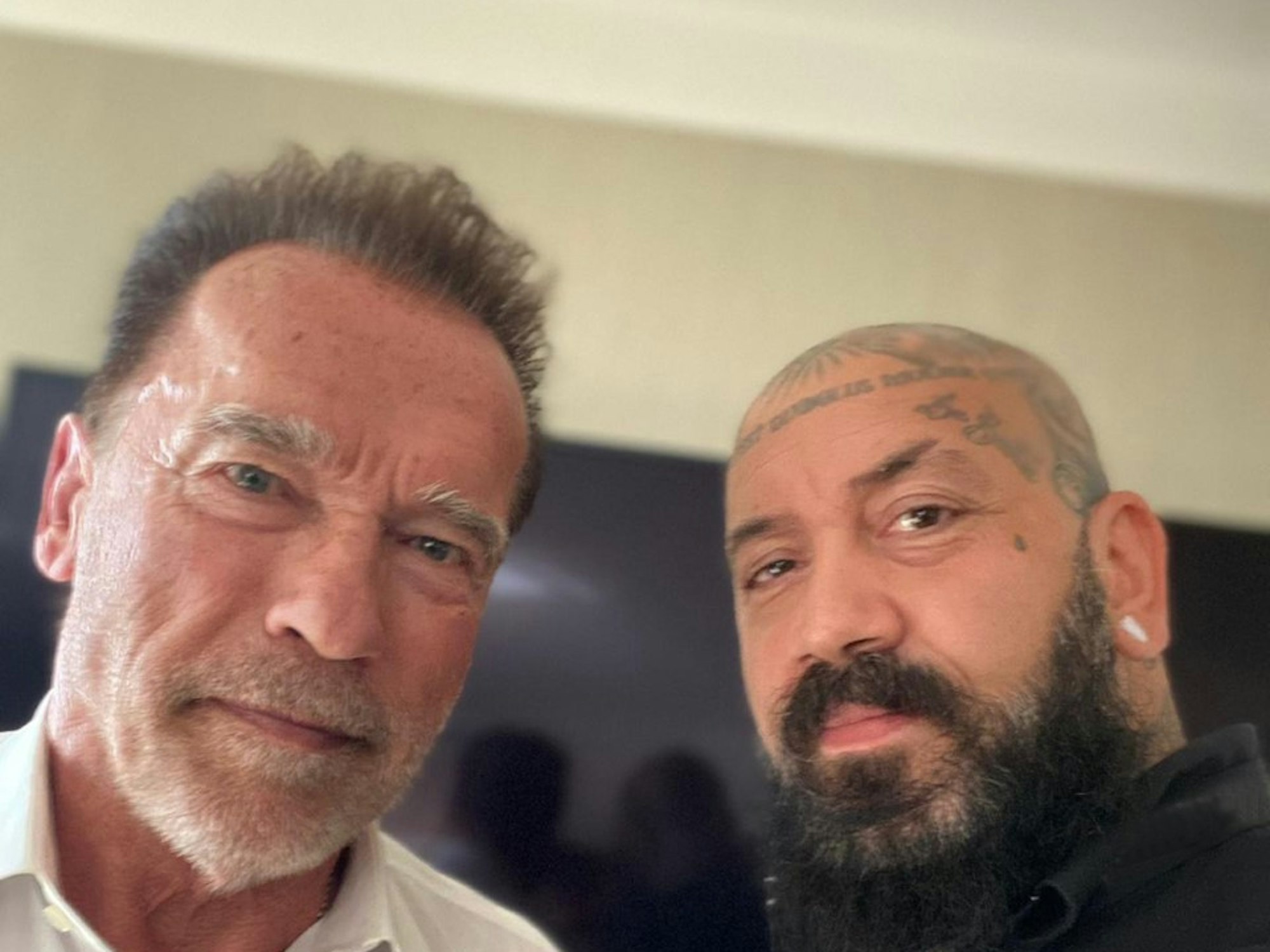 Kölner Fan Andrea macht mit Schwarzenegger in Köln ein Selfie.