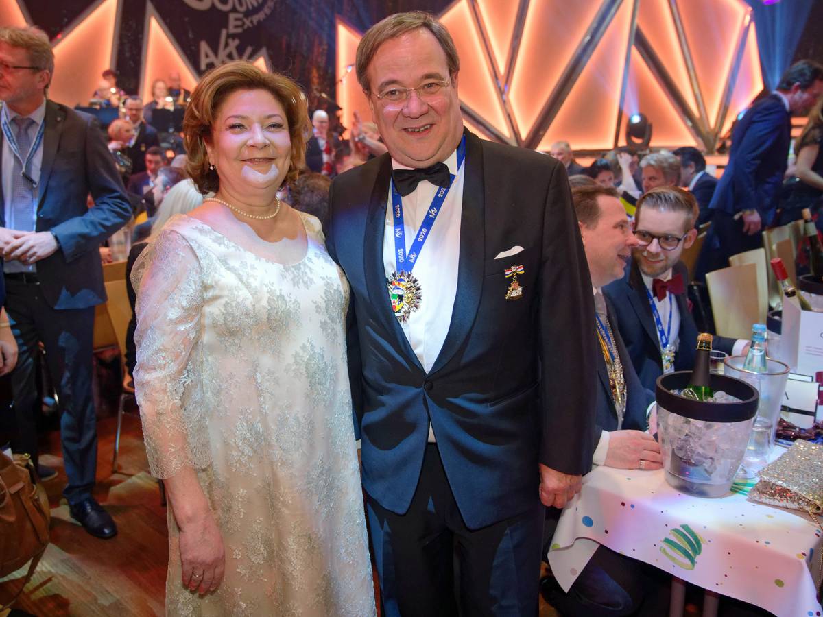 Armin Laschet, Ministerpräsident des Landes Nordrhein-Westfalen (CDU), und seine Frau Susanne Laschet bei der Verleihung des „Orden wider den Tierischen Ernst“ 2020 des Aachener Karnevalsvereins (AKV) im Februar 2020. Er überraschte sie vor Jahren mit einem Heiratsantrag in der Oper.