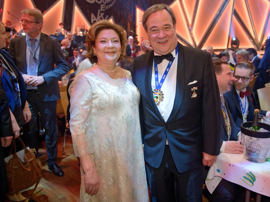 Armin Laschet, Ministerpräsident des Landes Nordrhein-Westfalen (CDU), und seine Frau Susanne Laschet bei der Verleihung des „Orden wider den Tierischen Ernst“ 2020 des Aachener Karnevalsvereins (AKV) im Februar 2020. Er überraschte sie vor Jahren mit einem Heiratsantrag in der Oper.
