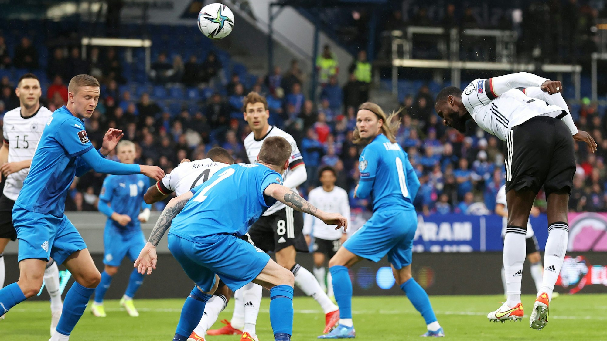 Antonio Rüdiger köpft nach einem Freistoß den Ball ins Tor.