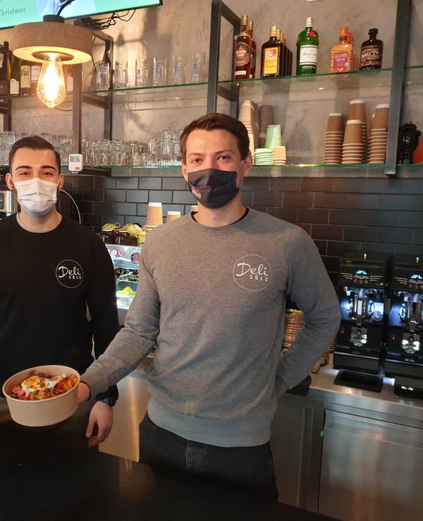 Köln: Das Deli Sülz ist Jode Lade. Mischa Najafi und Chef Dylan Stuka präsentieren ein Gericht.
