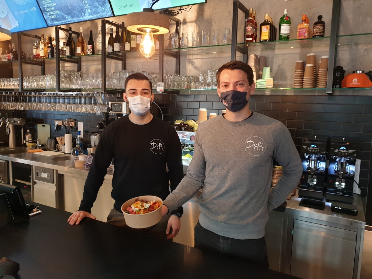 Köln: Das Deli Sülz ist Jode Lade. Mischa Najafi und Chef Dylan Stuka präsentieren ein Gericht.