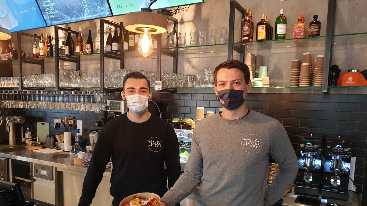 Köln: Das Deli Sülz ist Jode Lade. Mischa Najafi und Chef Dylan Stuka präsentieren ein Gericht.