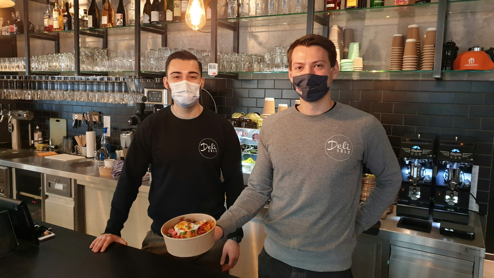 Köln: Das Deli Sülz ist Jode Lade. Mischa Najafi und Chef Dylan Stuka präsentieren ein Gericht.