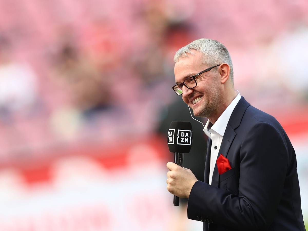 Alexander Wehrle, Geschäftsführer 1. FC Köln, vor dem Spiel beim Interview