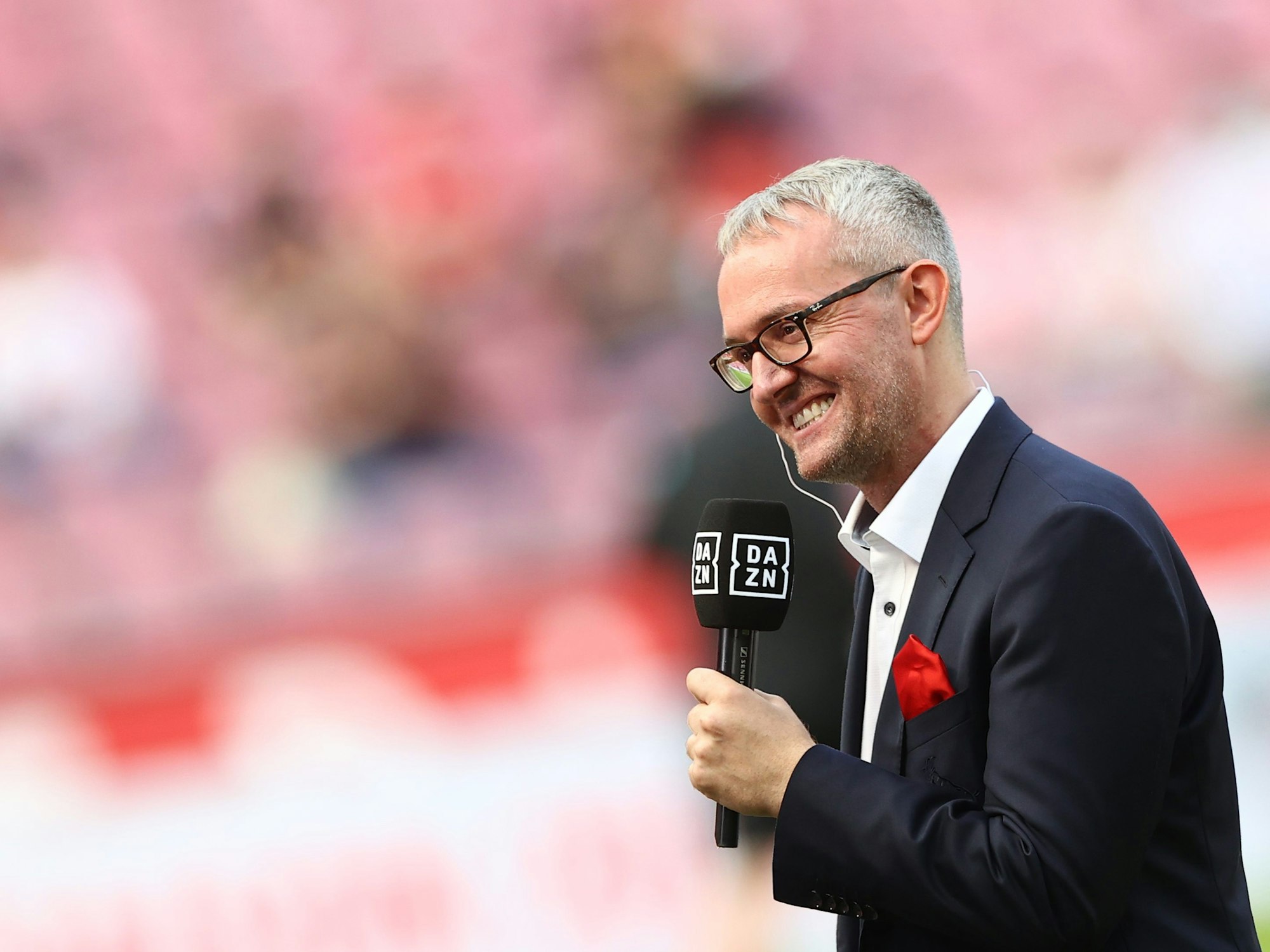 Alexander Wehrle, Geschäftsführer 1. FC Köln, vor dem Spiel beim Interview