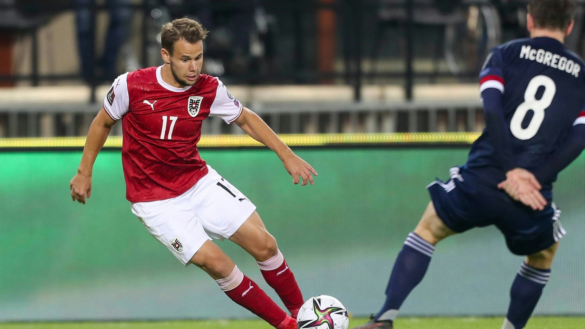 Louis Schaub im Duell mit dem Schotten McGregor