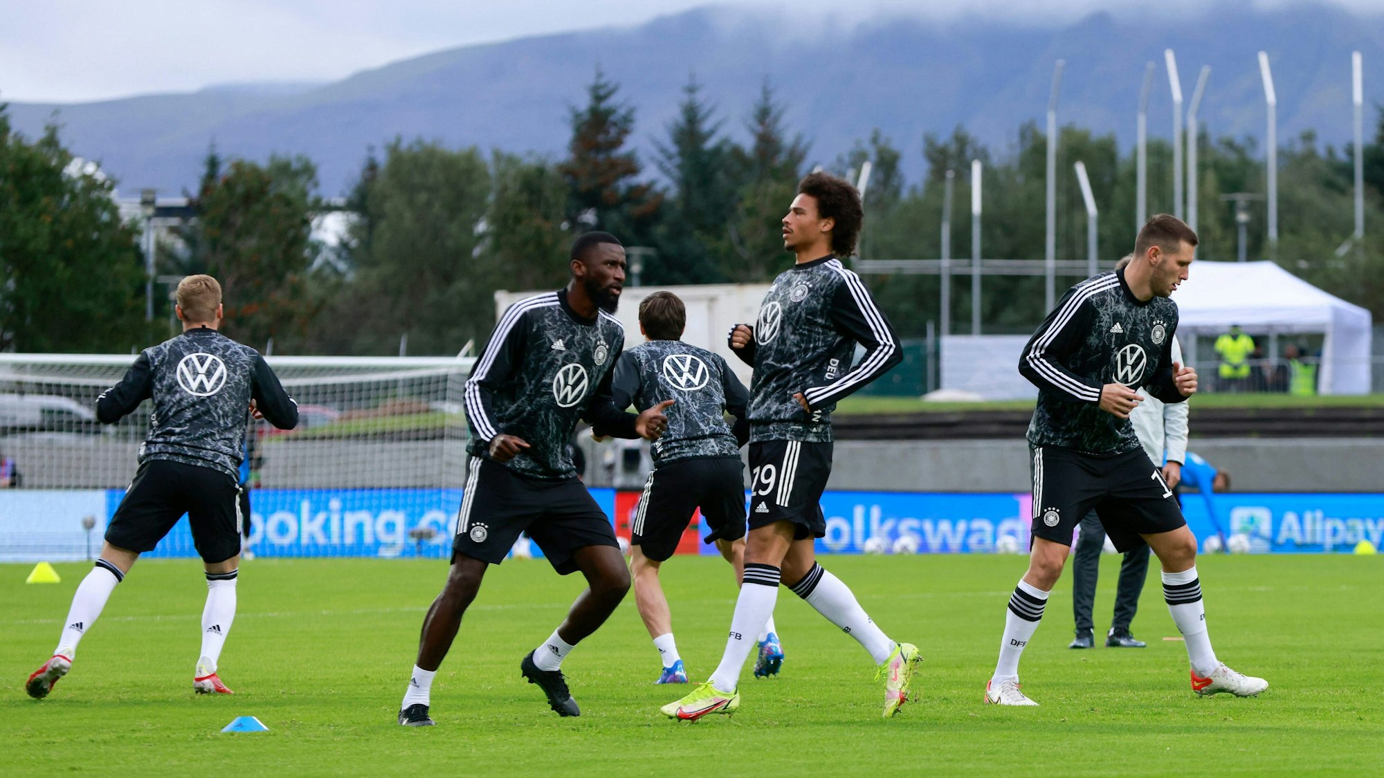 Die deutschen Nationalspieler wärmen sich vor der WM-Quali-Partie in Island am 8. September im Nationalstadion Reykjavík auf