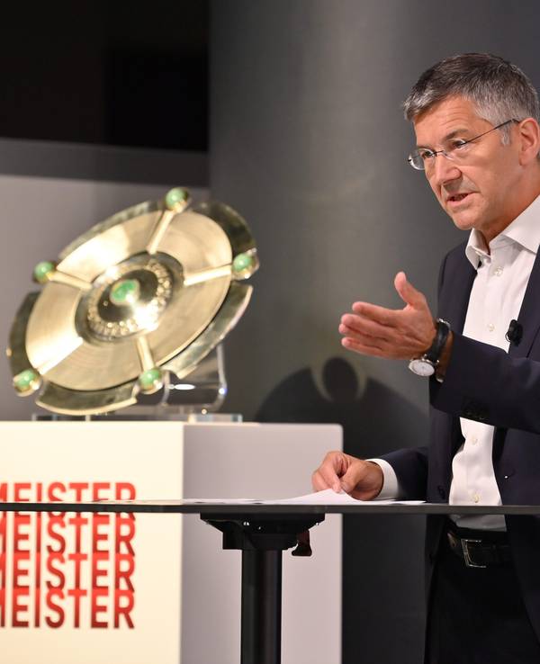 Herbert Hainer hält eine Rede beim FC Bayern München.
