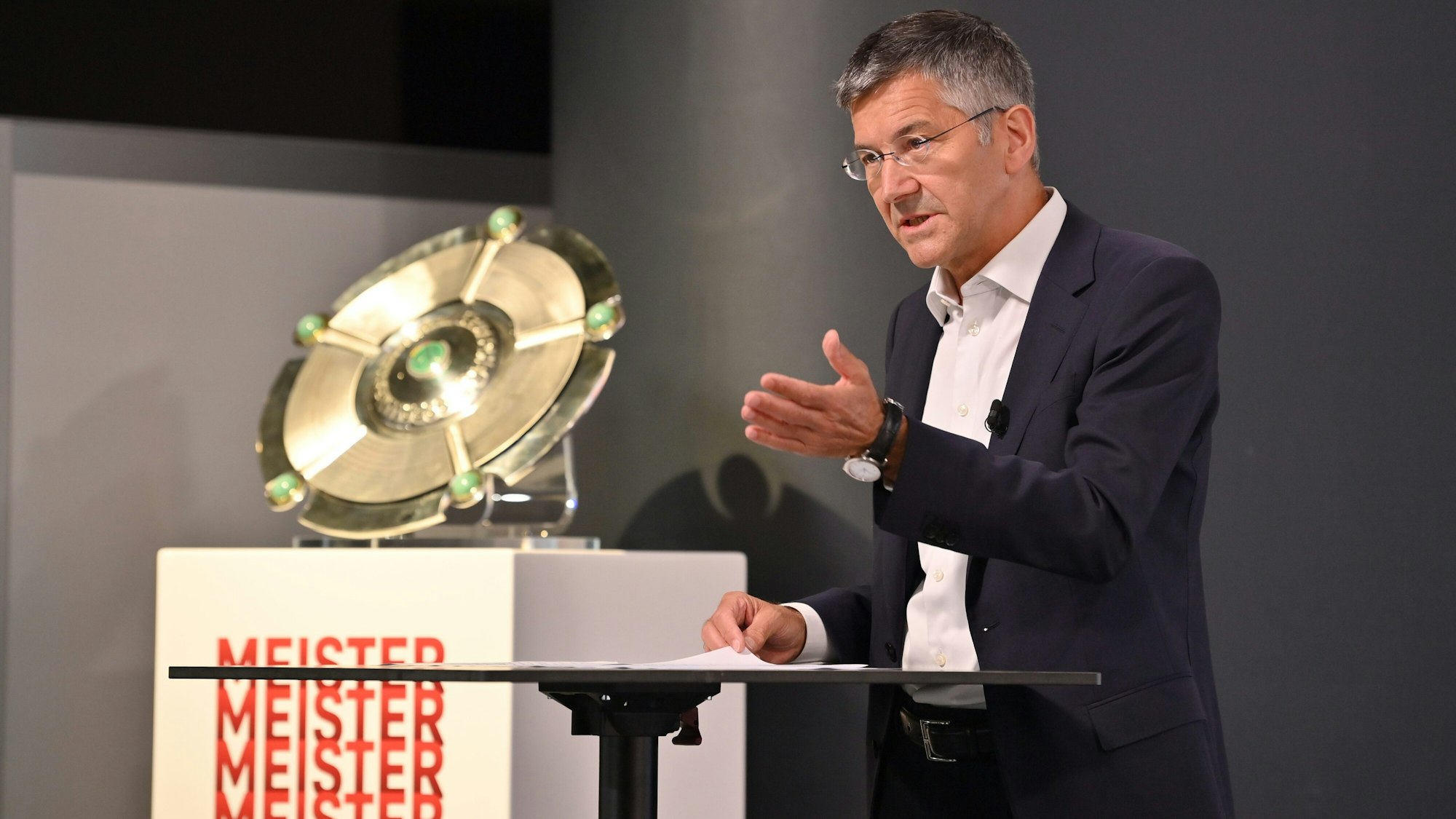 Herbert Hainer hält eine Rede beim FC Bayern München.