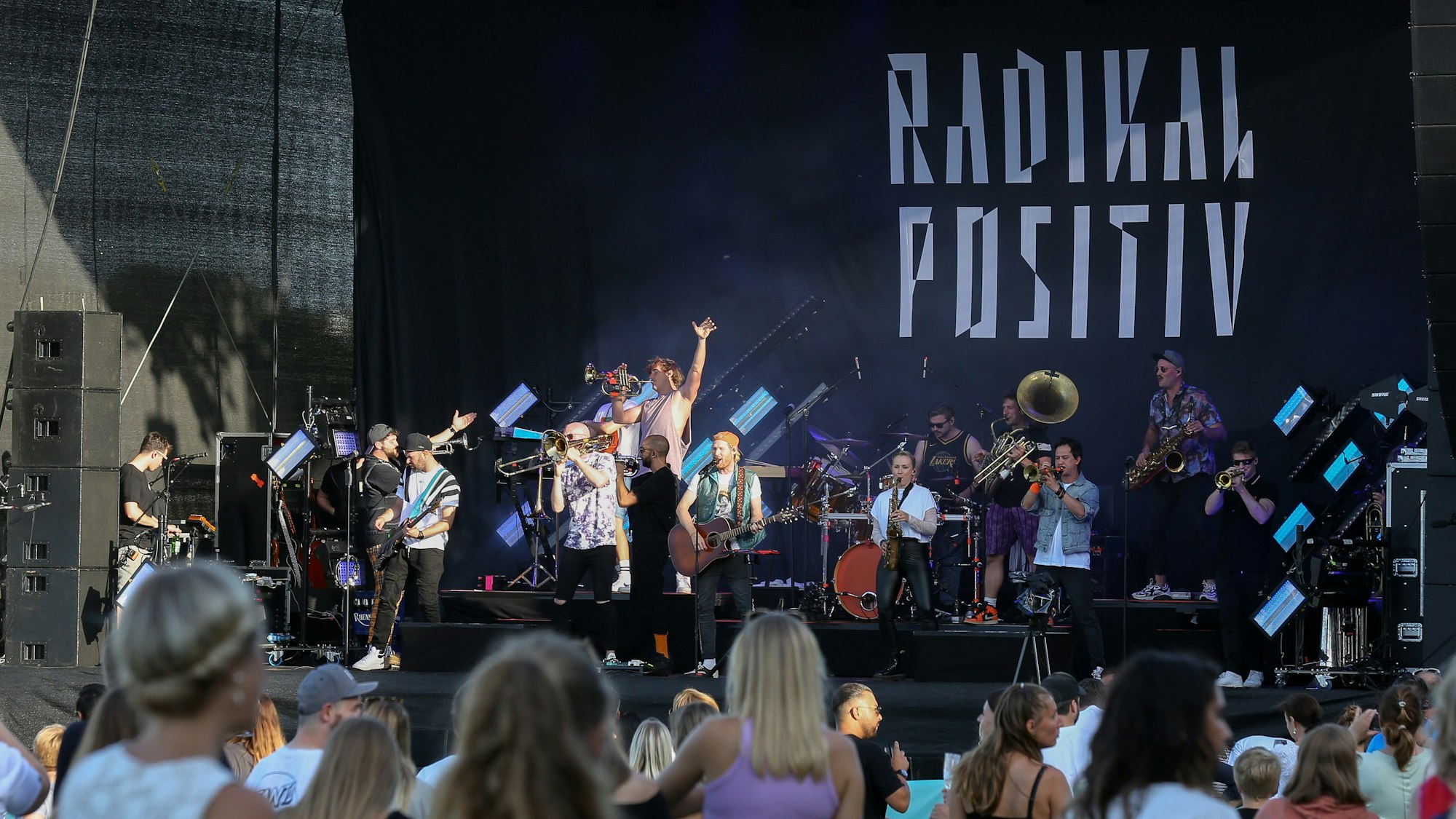 Die Band Querbeat bei einem Picknick-Konzert auf der Pferderennbahn in Weidenpesch.