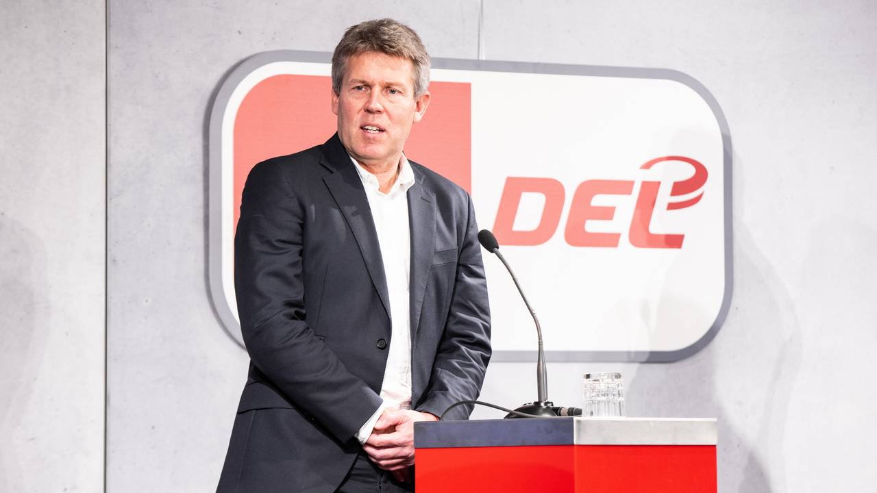 Gernot Tripcke spricht bei einer Pressekonferenz.