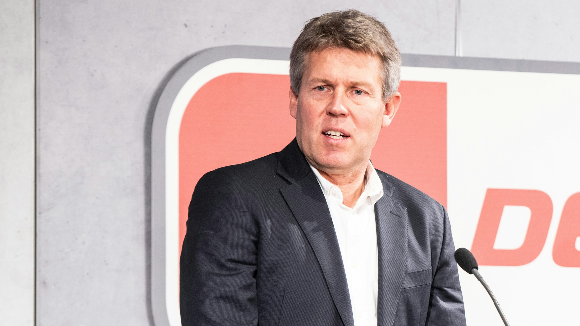 Gernot Tripcke spricht bei einer Pressekonferenz.