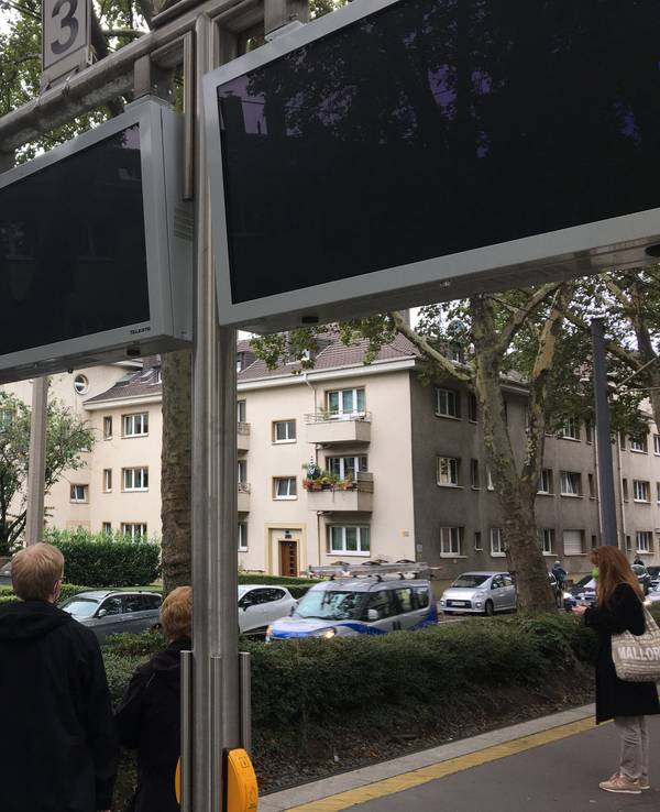 Zwei neue Fahrgastanzeiger der KVB an der Haltestelle Sülzgürtel mit komplett schwarzem Display.