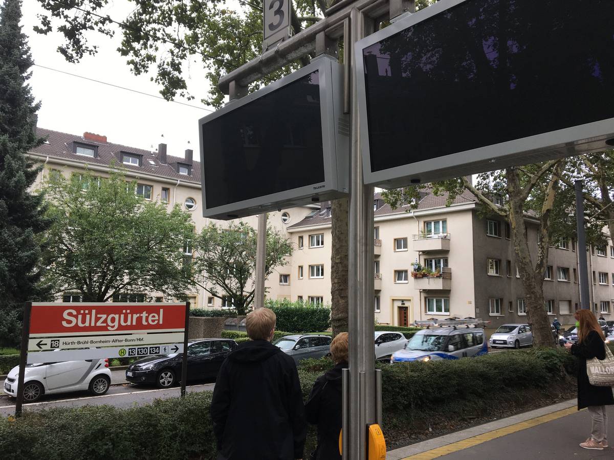 Zwei neue Fahrgastanzeiger der KVB an der Haltestelle Sülzgürtel mit komplett schwarzem Display.