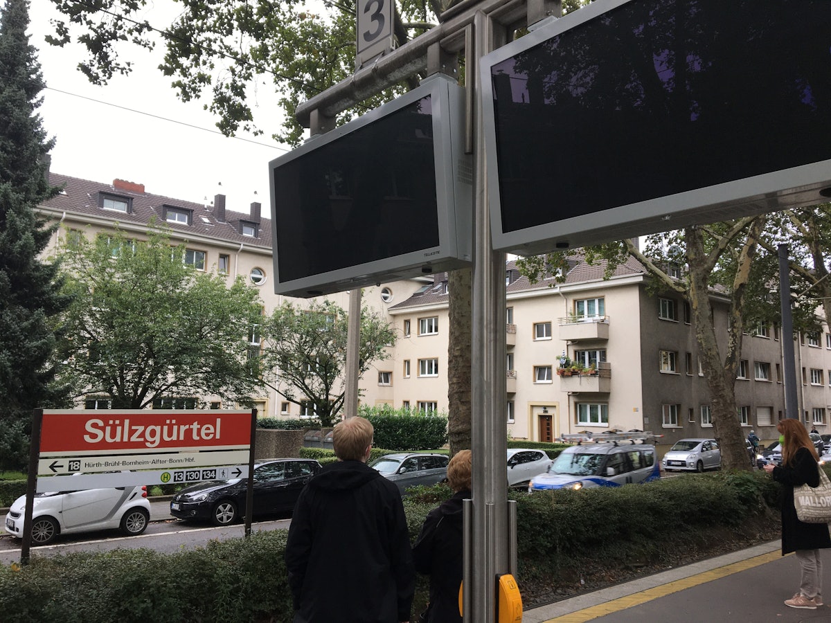 Zwei neue Fahrgastanzeiger der KVB an der Haltestelle Sülzgürtel mit komplett schwarzem Display.
