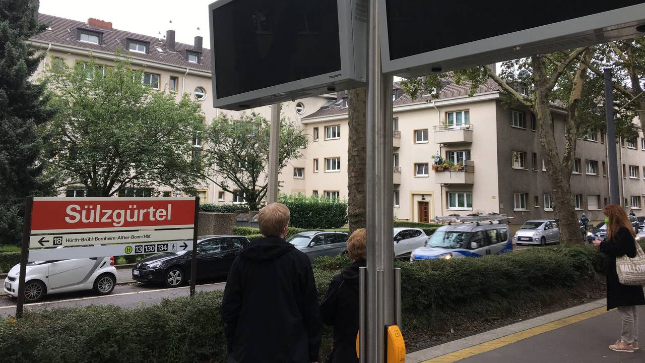 Zwei neue Fahrgastanzeiger der KVB an der Haltestelle Sülzgürtel mit komplett schwarzem Display.