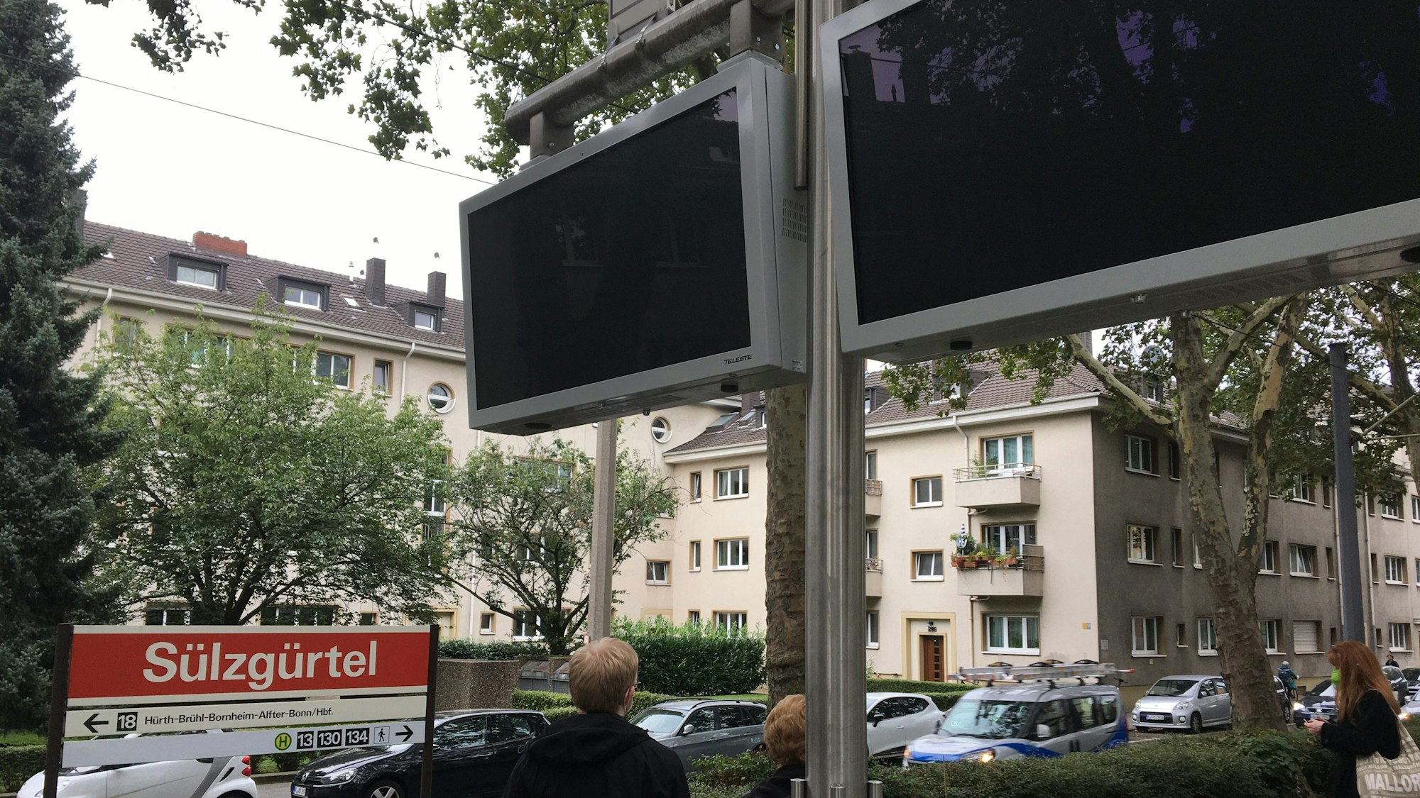Zwei neue Fahrgastanzeiger der KVB an der Haltestelle Sülzgürtel mit komplett schwarzem Display.