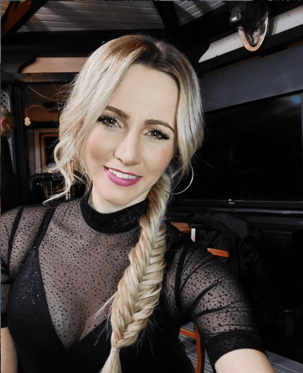 Schlager-Schönheit Melissa Naschenweng, hier auf einem Instagram-Selfie aus 2020, überrascht ihre Instagram-Fans mit einem Heu-Bad.