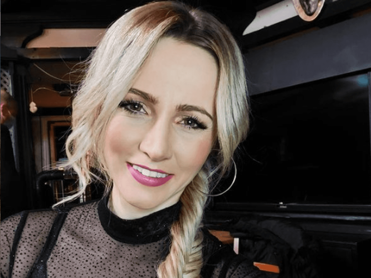 Schlager-Schönheit Melissa Naschenweng, hier auf einem Instagram-Selfie aus 2020, überrascht ihre Instagram-Fans mit einem Heu-Bad.
