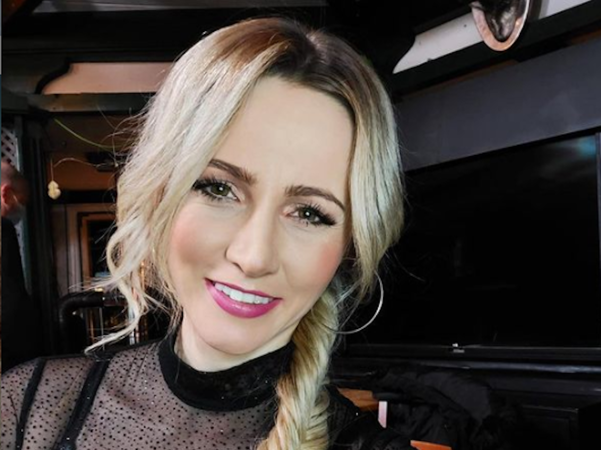 Schlager-Schönheit Melissa Naschenweng, hier auf einem Instagram-Selfie aus 2020, überrascht ihre Instagram-Fans mit einem Heu-Bad.