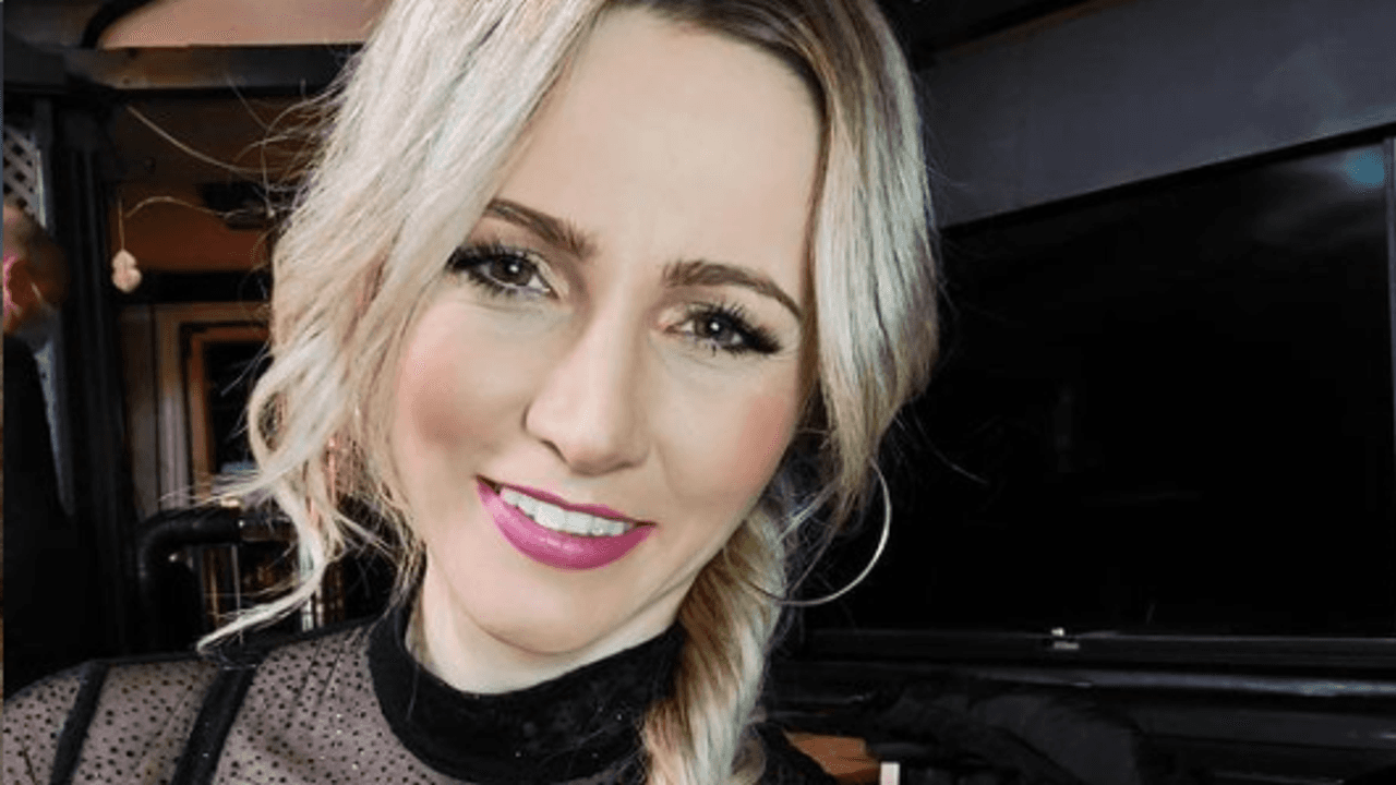 Schlager-Schönheit Melissa Naschenweng, hier auf einem Instagram-Selfie aus 2020, überrascht ihre Instagram-Fans mit einem Heu-Bad.