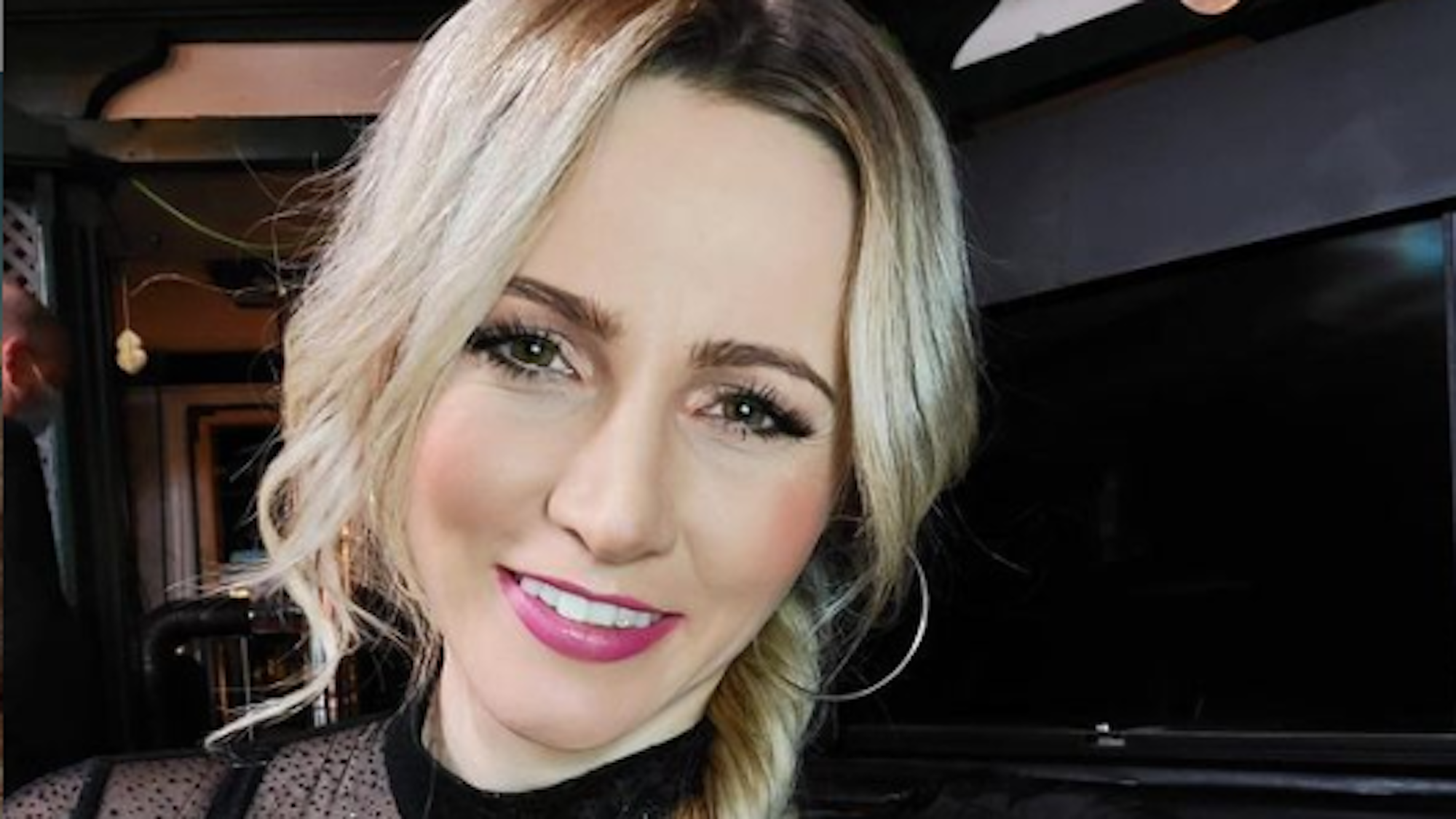 Schlager-Schönheit Melissa Naschenweng, hier auf einem Instagram-Selfie aus 2020, überrascht ihre Instagram-Fans mit einem Heu-Bad.