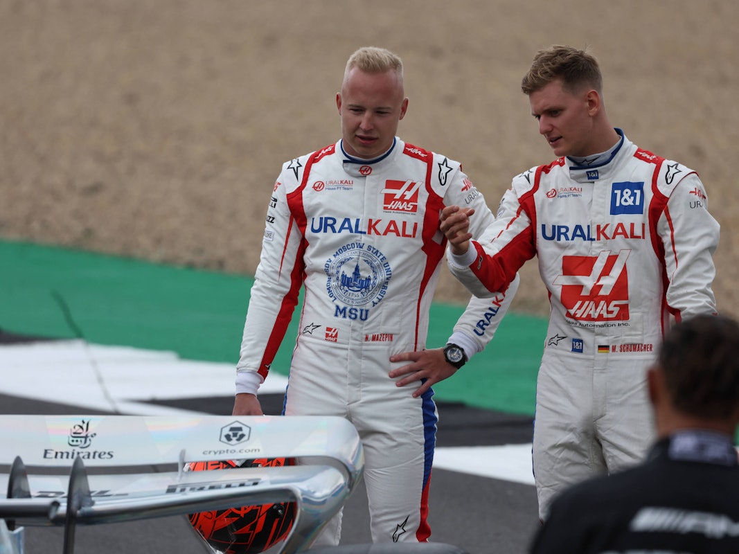 Nikita Mazepin und Mick Schumacher diskutieren in Silverstone.