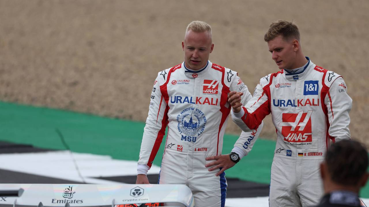 Nikita Mazepin und Mick Schumacher diskutieren in Silverstone.