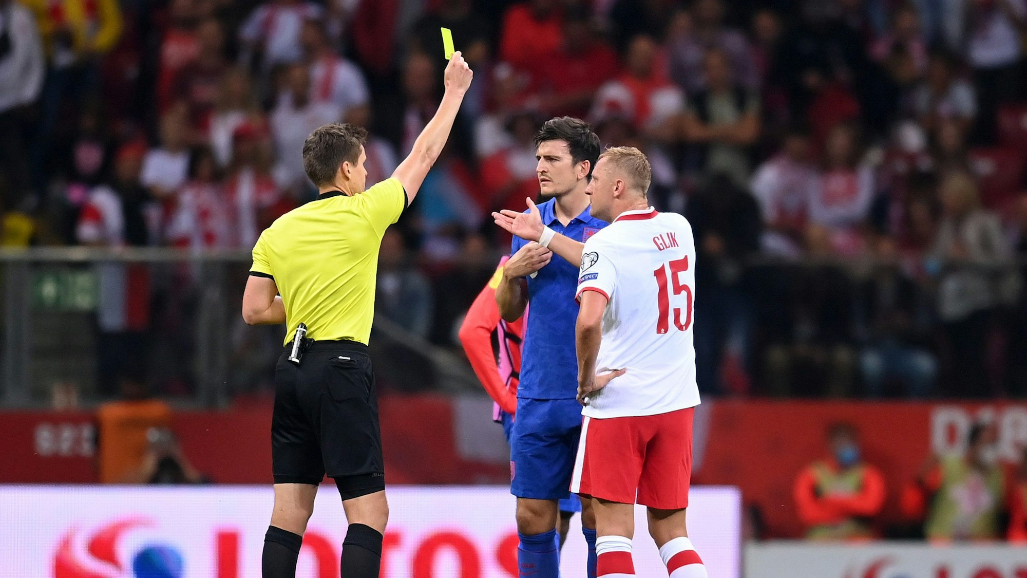 Harry Maguire und Kamil Glik sehen Gelb von Schiedsrichter Daniel Siebert.
