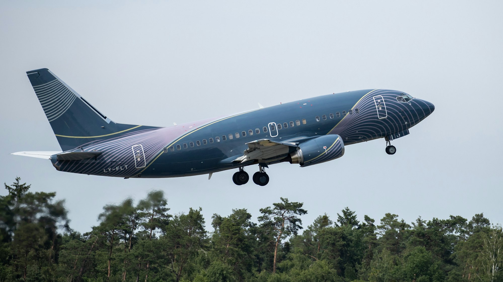 Abflug der Nationalmannschaft vom Albrecht Dürer Flughafen Nürnberg. Die Maschine hebt ab.