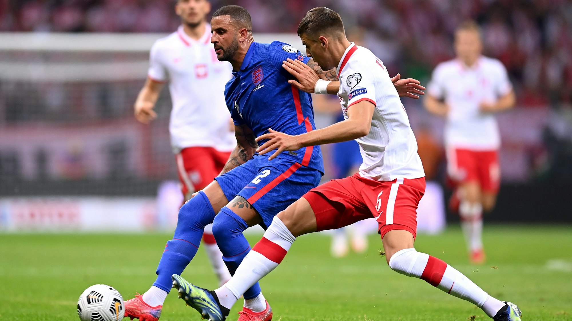 Kyle Walker am Ball gegen Polens Jan Bednarek.