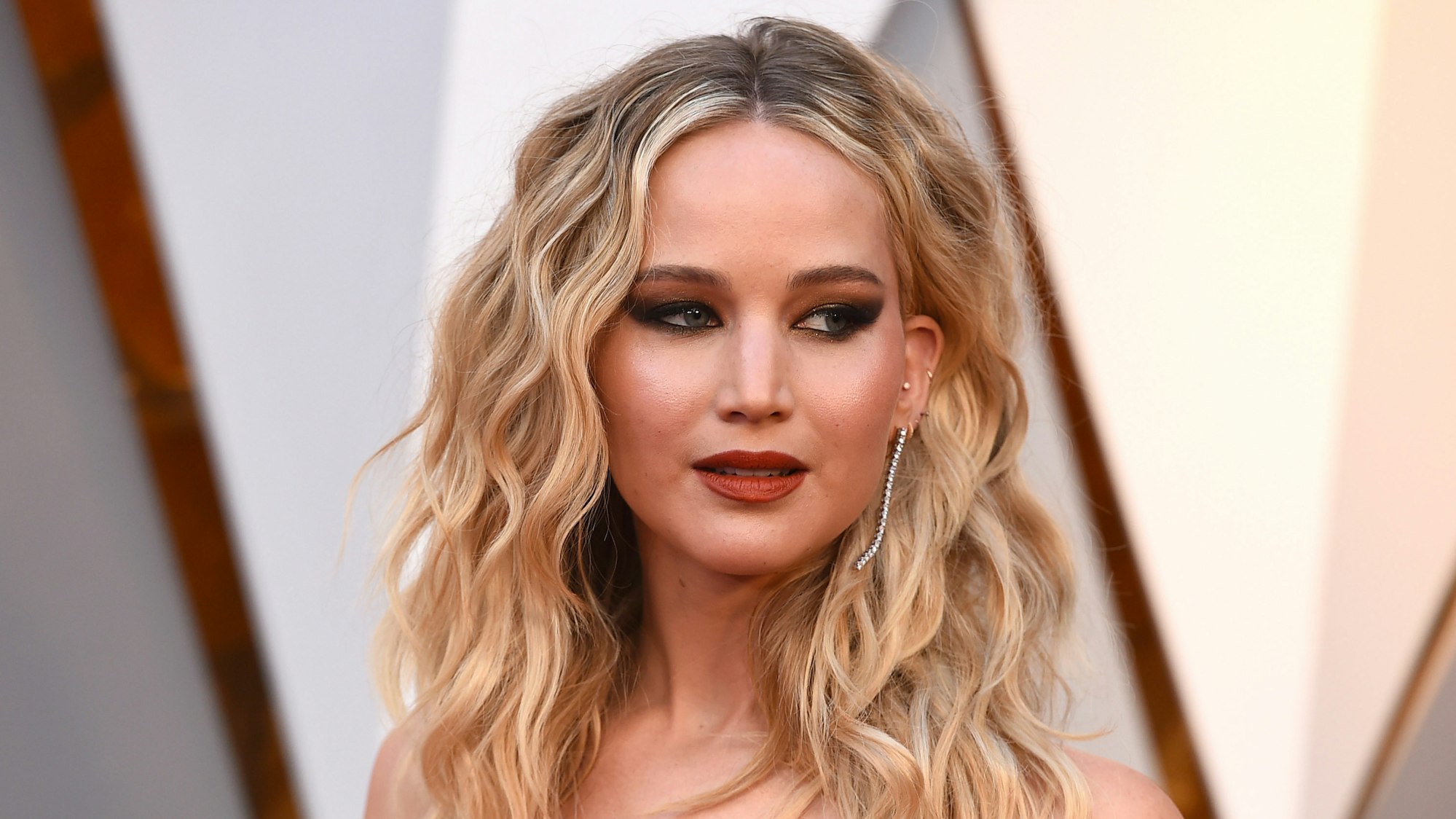 Jennifer Lawrence, Schauspielerin aus den USA, kommt vor der Verleihung der Oscars 2018 über den roten Teppich in das Dolby Theatre.